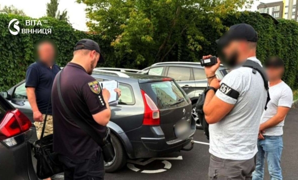 Обіцяв не заважати фермеру користуватися землею посадовця Вінницького району затримали на хабарі Обіцяв не заважати фермеру користуватися землею посадовця Вінницького району затримали на хабарі