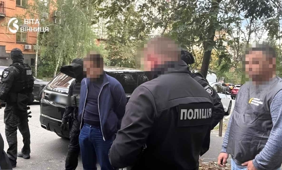 Обіцяв владнати податкові перевірки підприємець за пів року віддав самозванцю 280 тисяч доларів