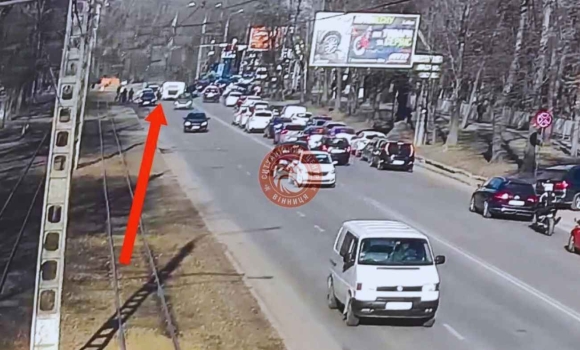 Одразу дві ранкових ДТП ускладнили дорожній рух на Хмельницькому шосе та у центрі Вінниці Одразу дві ранкових ДТП ускладнили дорожній рух на Хмельницькому шосе та у центрі Вінниці