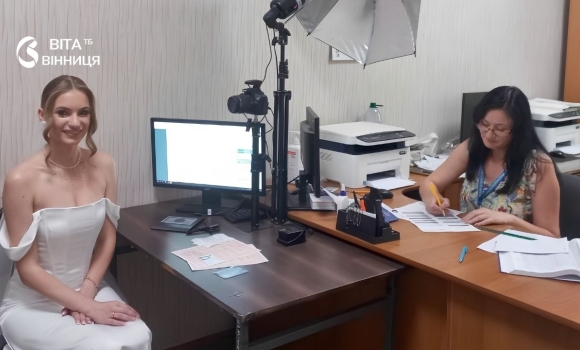 Одразу після одруження вінничанка звернулася до міграційної служби за новим паспортом