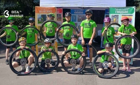 Олімпійський день у Вінниці спортивні школи організували масову руханку для городян Олімпійський день у Вінниці спортивні школи організували масову руханку для городян