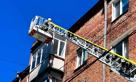 Операція на висоті вінницькі надзвичайники рятували перехожих від падіння уламка покрівлі