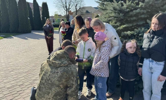 Орден і Комбатанський хрест у Крижопільській громаді родинам загиблих Героїв вручили посмертні нагороди Орден і Комбатанський хрест у Крижопільській громаді родинам загиблих Героїв вручили посмертні нагороди