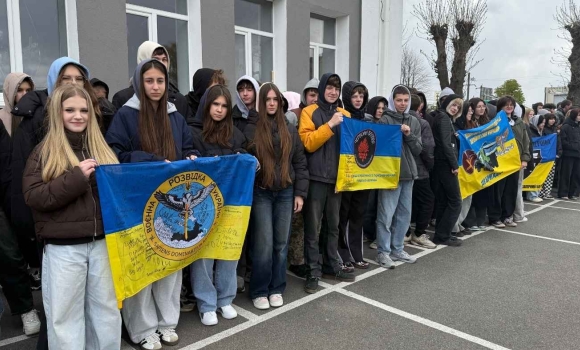 Освітній десант Вінниці Mercedes від ліцею №13 уже допомагає захисникам на передовій