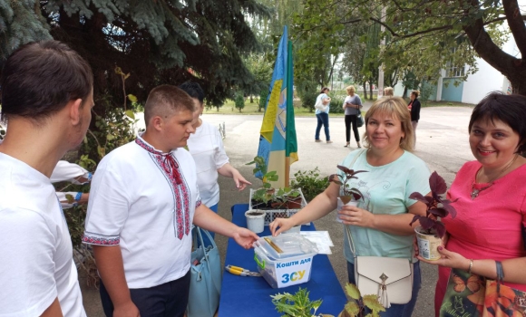 Освітяни Вінниці збирали кошти на допомогу Збройним силам та переселенцям