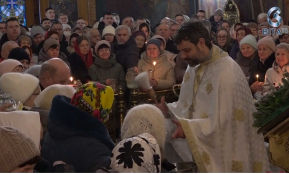 Освячення води та молитва за Україну як вінничани відзначили Водохреще