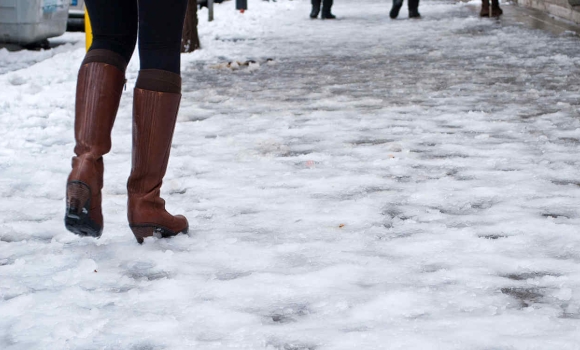 Ожеледиця та сніг: жителів Вінниччини попереджають про погіршення погоди