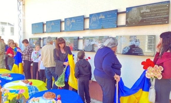 П'ять нових імен на стіні ліцею у Черепашинцях відкрили меморіальні дошки полеглим землякам П'ять нових імен на стіні ліцею у Черепашинцях відкрили меморіальні дошки полеглим землякам