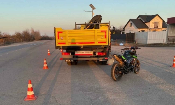 П'ятнадцятирічного вінницького мотоцикліста госпіталізували після зіткнення з вантажівкою