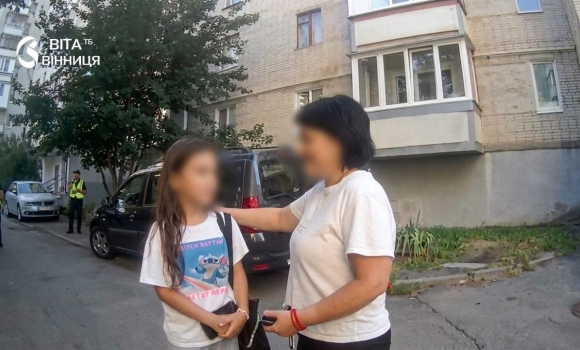 Патрульні допомогли матері та доньці знайти одна одну у Вінниці Патрульні допомогли матері та доньці знайти одна одну у Вінниці