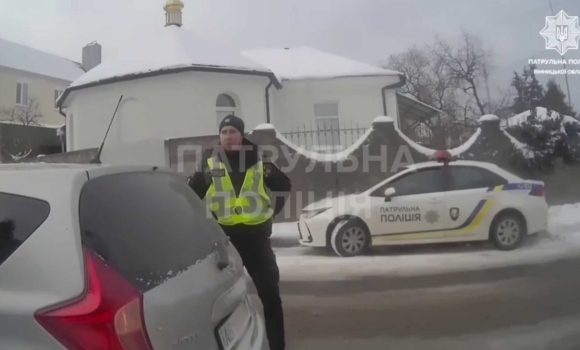 Патрульні допомогли вінничанці відштовхати зламаний автомобіль з проїжджої частини