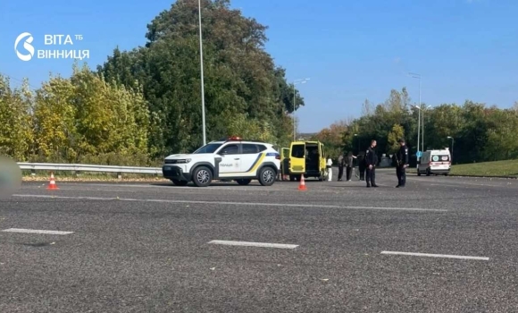 Перебігала дорогу поза переходом у Жмеринському районі в ДТП загинула 52-річна жінка Перебігала дорогу поза переходом у Жмеринському районі в ДТП загинула 52-річна жінка