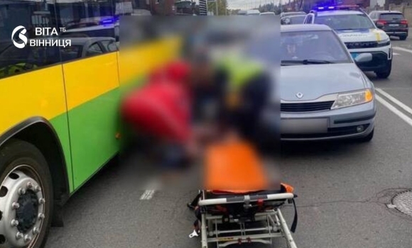 Переходила дорогу поруч із «зеброю» на вулиці Данила Нечая у Вінниці авто збило 38-річну жінку Переходила дорогу поруч із «зеброю» на вулиці Данила Нечая у Вінниці авто збило 38-річну жінку