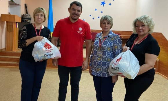 Переселенці з підтопленої Херсонщини отримали гумдопомогу у Вінниці