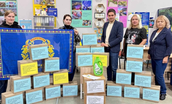 Переселенці у Вінниці передали допомогу військовим до Дня захисників і захисниць