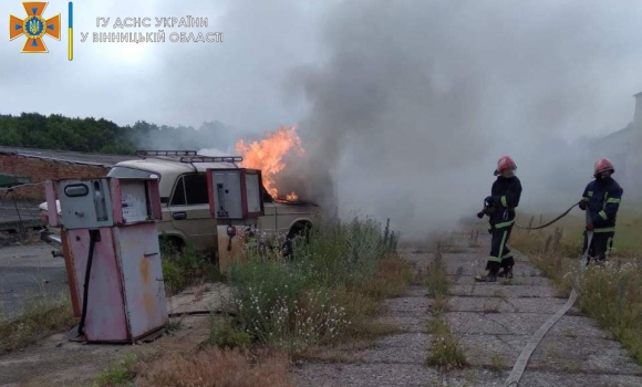 На Вінниччині рятувальники гасили охоплений вогнем автомобіль