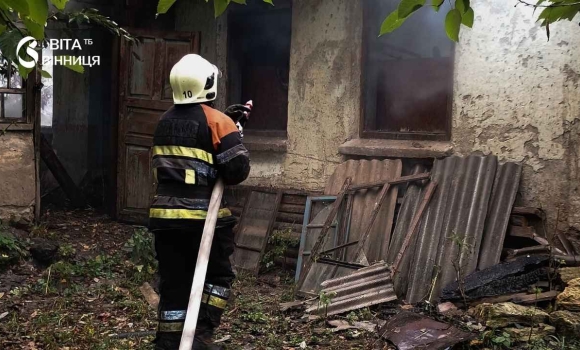 Пічне опалення та необережність на Вінниччині за добу згоріли господарська будівля й горище