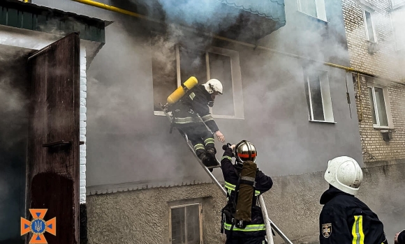 Під час пожежі у Хмільнику врятували трьох маленьких дітей та їхню маму