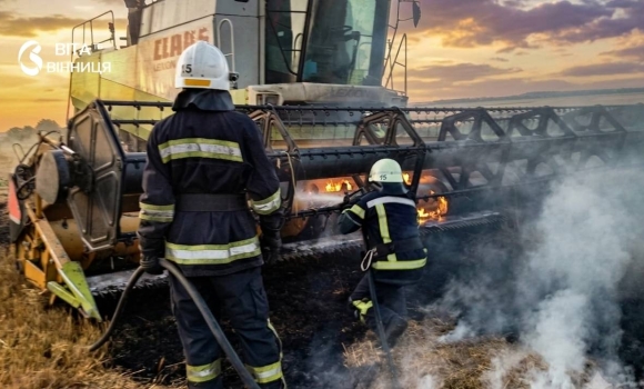 Під час жнив на Вінниччині згорів комбайн Під час жнив на Вінниччині згорів комбайн