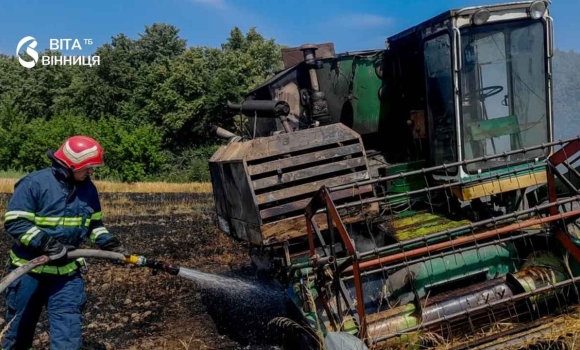 Під Погребищем через коротке замикання загорівся комбайн на полі Під Погребищем через коротке замикання загорівся комбайн на полі
