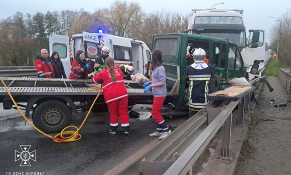 Під Вінницею рятувальникам довелось “вирізати” чоловіка з розбитого авто