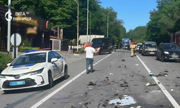 Під Вінницею у ДТП постраждали чотири людини рух оргнізували в об'їзд Під Вінницею у ДТП постраждали чотири людини рух оргнізували в об'їзд