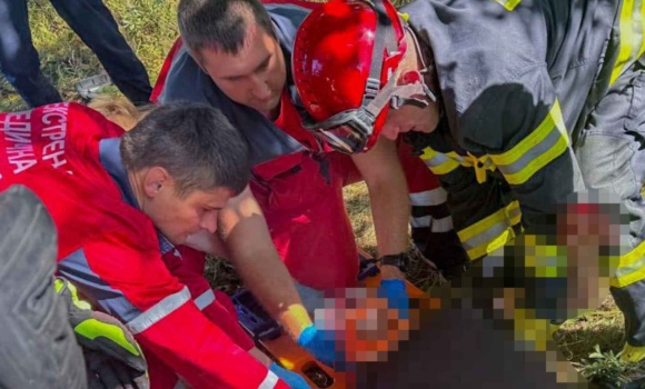 Під Вінницею вантажівка протаранила дерево, водія затиснуло в кабіні