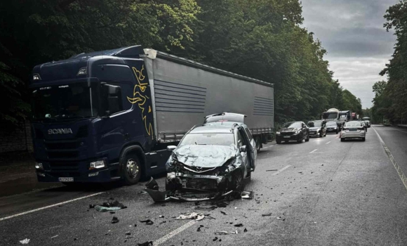 Під Вінницею зіштовхнулись «Фольксваген» та «Мазда», одного з водіїв затиснуло в салоні