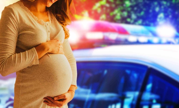 Під звуки сирен в пологовий поліцейський офіцер громади допоміг вагітній жінці дістатися в лікарню