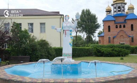 Після ремонту фонтан у Липовці знову тішить малечу та дорослих Після ремонту фонтан у Липовці знову тішить малечу та дорослих