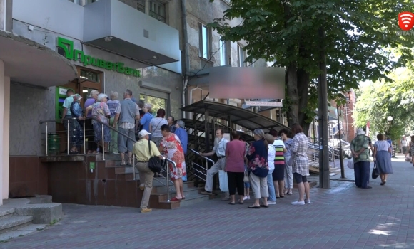 По допомогу у Вінниці пенсіонери вишикувались у черги до банків