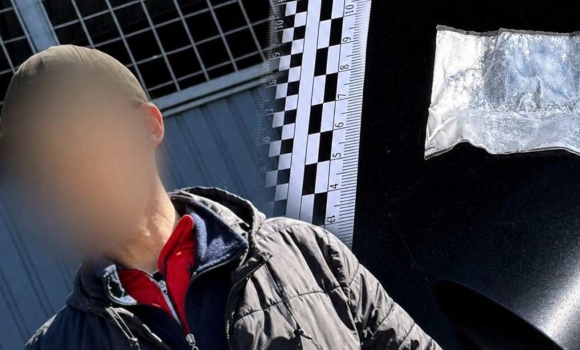 Побачив поліцію й занервував у Вінниці затримали перехожого з підозрілим білим порошком
