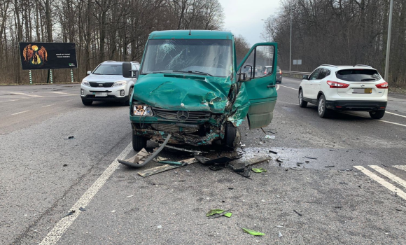 Поблизу Стрижавки Renault таранив мікроавтобус Mercedes-Benz