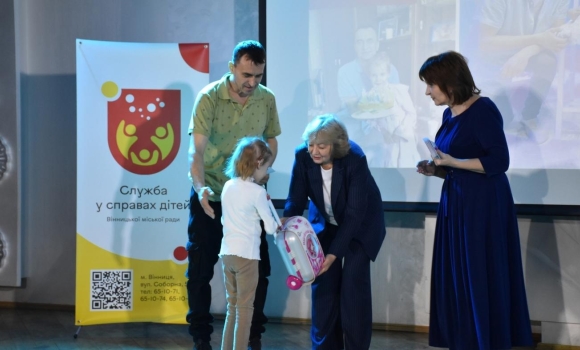 Подарунки та прогулянка на кабріолеті у Вінниці влаштували свято для особливих родин Подарунки та прогулянка на кабріолеті у Вінниці влаштували свято для особливих родин