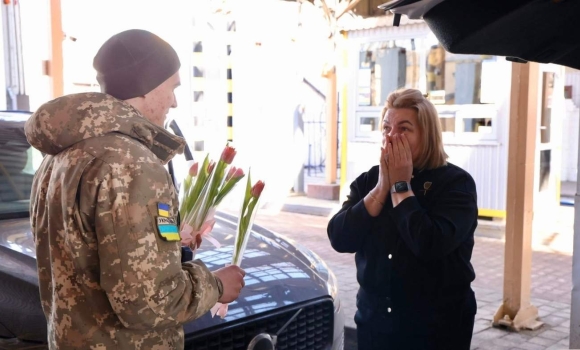 Подорожувальниць на вінницькому кордоні зустріли квітами