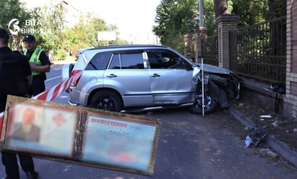 Погоня вулицями Вінниці завершилася аварією у водія вилучили фальшиве посвідчення правоохоронця Погоня вулицями Вінниці завершилася аварією у водія вилучили фальшиве посвідчення правоохоронця