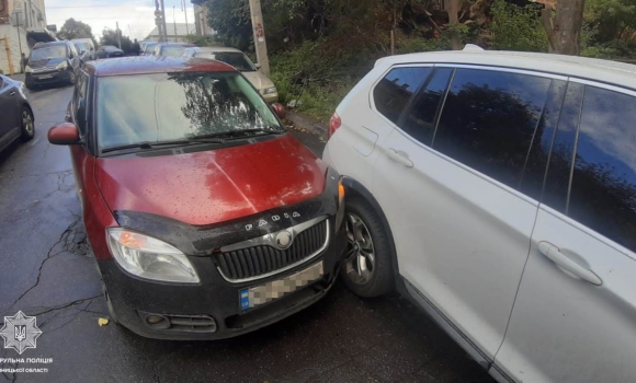 Поки водій у Вінниці розбирався з пішоходом, його автівка врізалась у три легковики