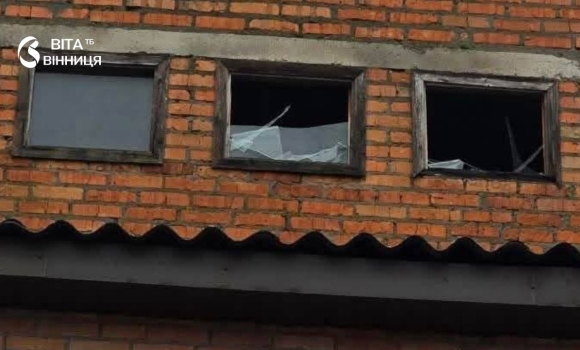 Покрівлі, вікна, стіни які руйнування залишила атака у двох багатоповерхівках на Вінниччині