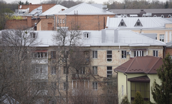У Вінниці в будинку на вулиці Архітектора Артинова замінили покрівлю