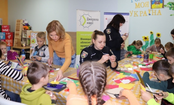 Поліцейські навчили маленьких вінничан виготовляти флікериПоліцейські навчили маленьких вінничан виготовляти флікери