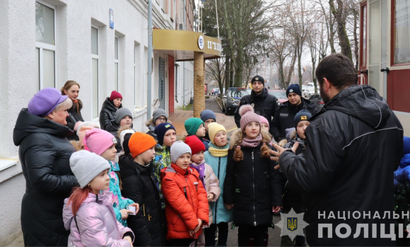 Поліцейські офіцери громади Вінниці організували екскурсію для школярів