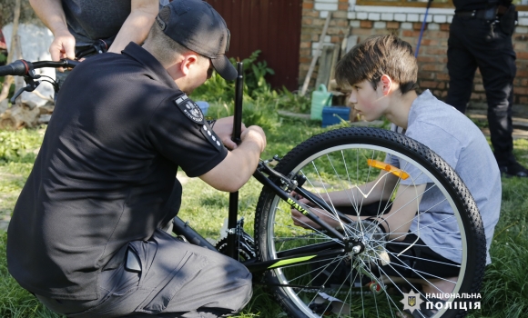 Поліцейські подарували велосипед хлопчику-переселенцю на Вінниччині