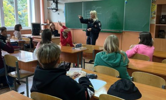 Поліцейські розповіли вінницьким школярам, як не стати жертвою булінгу