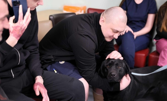 Поліцейські психологи разом із вінницькими кінологами завітали до поранених бійців Поліцейські психологи разом із вінницькими кінологами завітали до поранених бійців