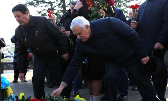 Поліцейські у Вінниці долучились до вшанування ліквідаторів наслідків аварії на ЧАЕС Поліцейські у Вінниці долучились до вшанування ліквідаторів наслідків аварії на ЧАЕС