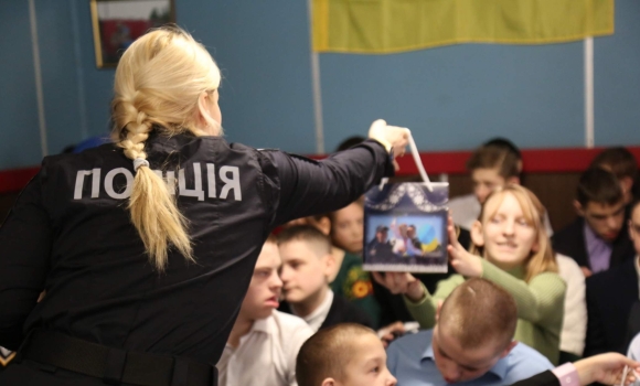 Поліцейські Вінниччини прийшли подарунками до вихованців Прибузької спецшколи Поліцейські Вінниччини прийшли подарунками до вихованців Прибузької спецшколи