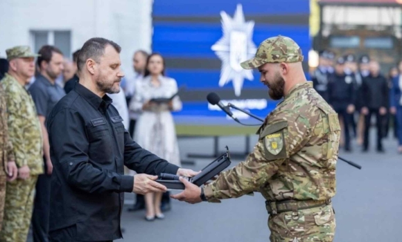 Поліцейського з Вінниччини нагородили відомчою відзнакою «Вогнепальна зброя»