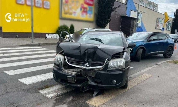 Поліція розслідує ДТП у Вінниці, де постраждала жінка-водій