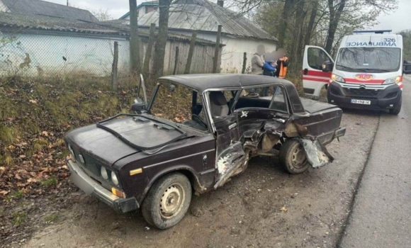 Поліція Вінниччини встановлює обставини ДТП, в якій травмувався водій легковика