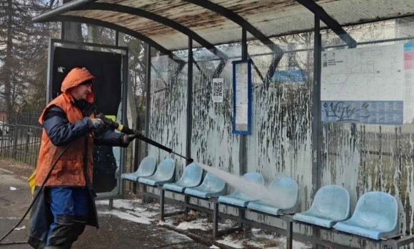 Половину зупинок громадського транспорту Вінниці уже привели до ладу після зими